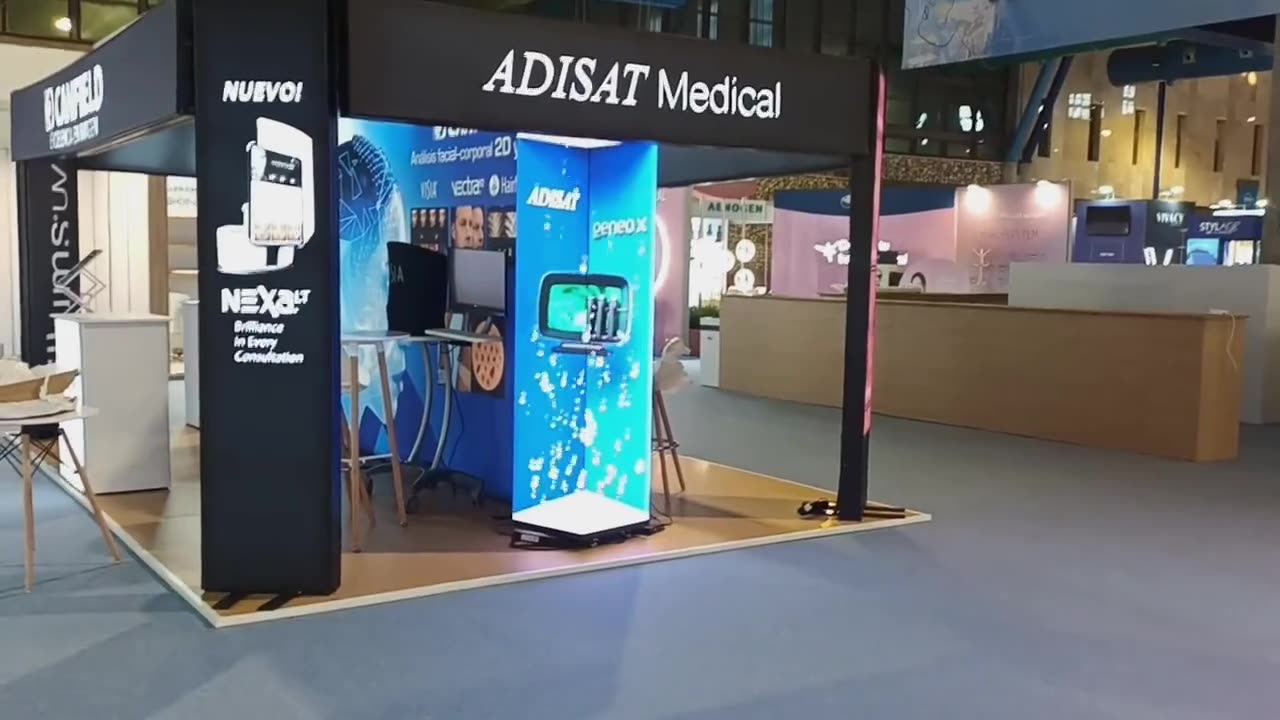 Stand de ADISAT Medical con tótem LED y cabezales iluminados
