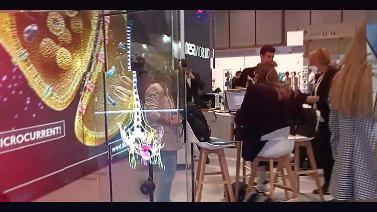 Stand de Nesa con holograma y mostrador iluminado