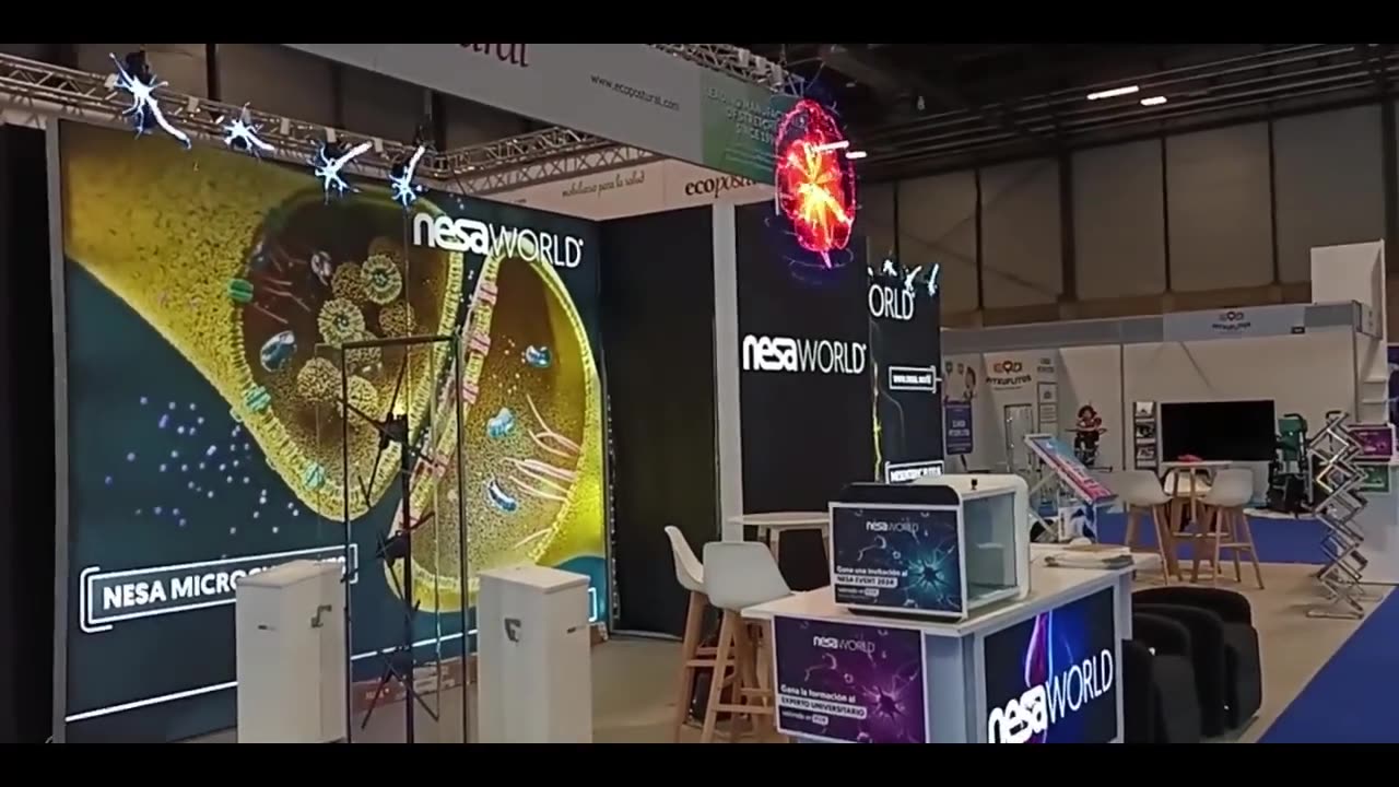 Holograma en vitrina dentro de un stand en IFEMA Madrid