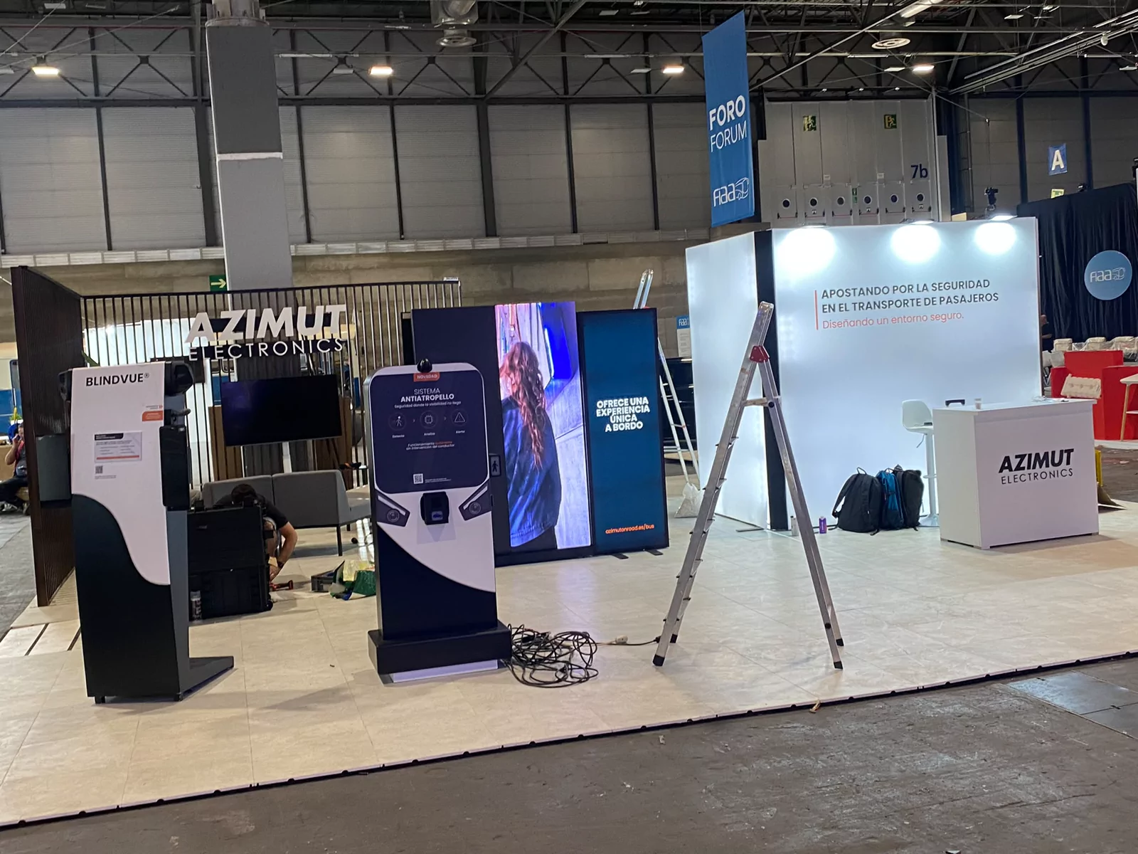 Stand de Azimut Electronics con tótems digitales y grandes paneles informativos