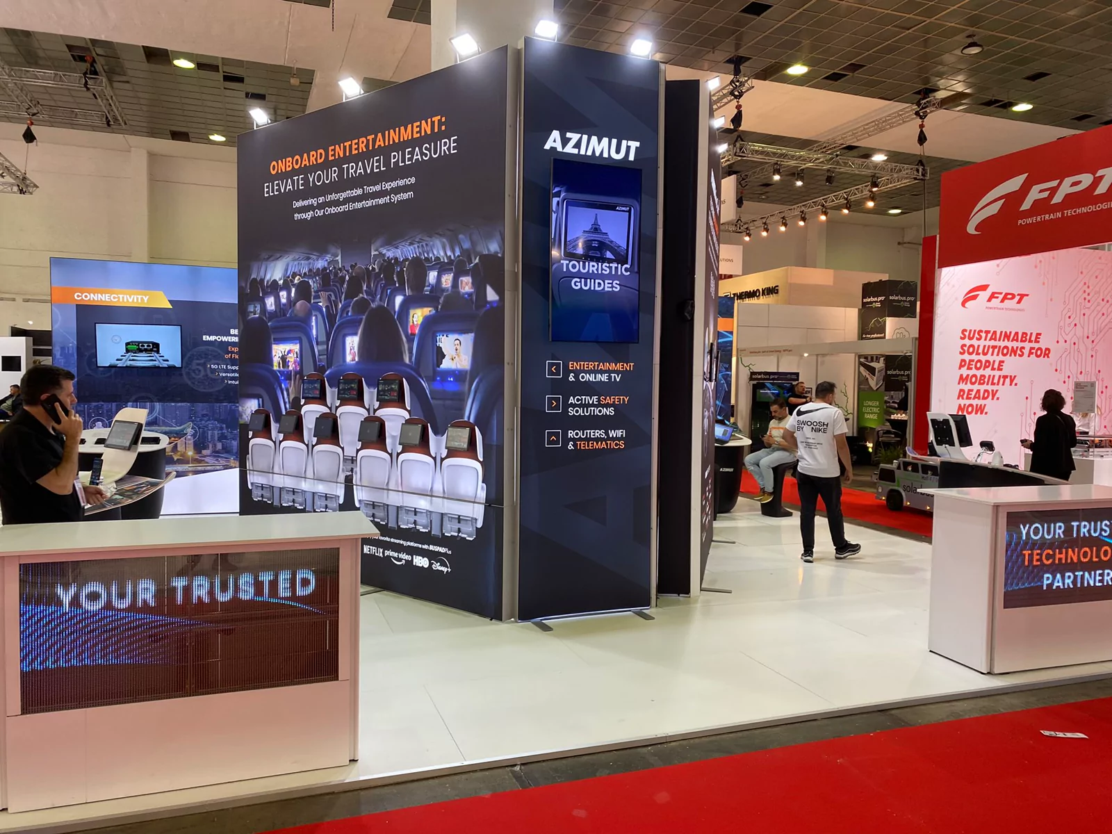 Stand de Azimut y FPT con grandes paneles gráficos y mostradores audiovisuales