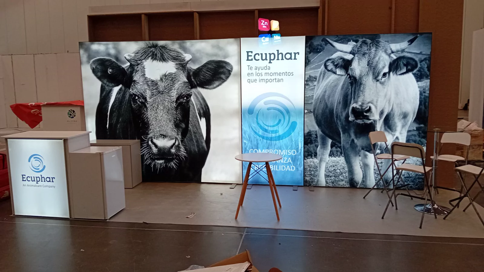 Stand de Ecuphar con fotografías de gran formato y mostrador iluminado