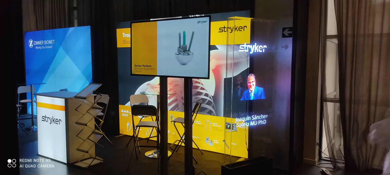 Instalación audiovisual de Stryker y Zimmer Biomet con pantallas y holograma