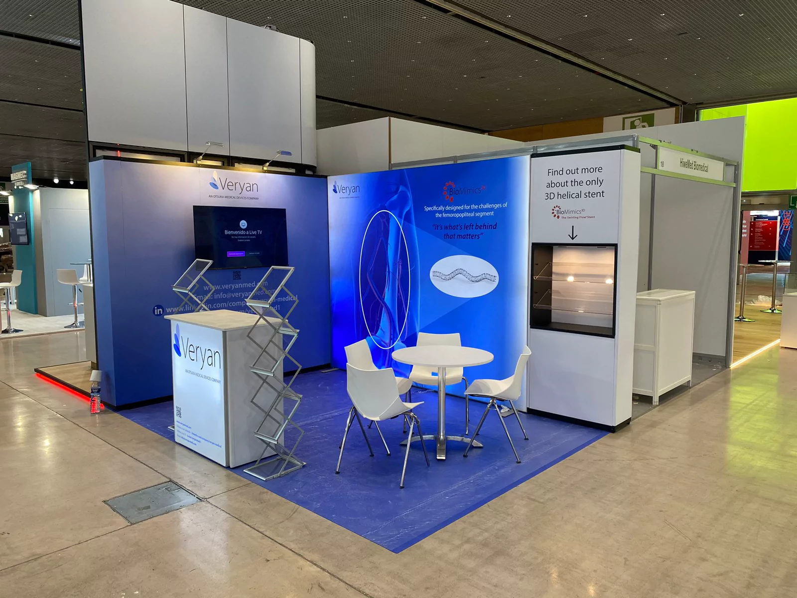 Stand de Veryan Medical con gráfica azul, mostrador y zona de reuniones